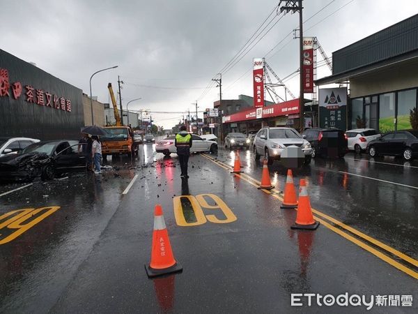 ▲▼             阿里山公路20日下午5時許發生車禍。（圖／記者翁伊森翻攝）