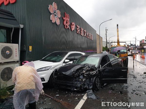 ▲▼             阿里山公路20日下午5時許發生車禍。（圖／記者翁伊森翻攝）