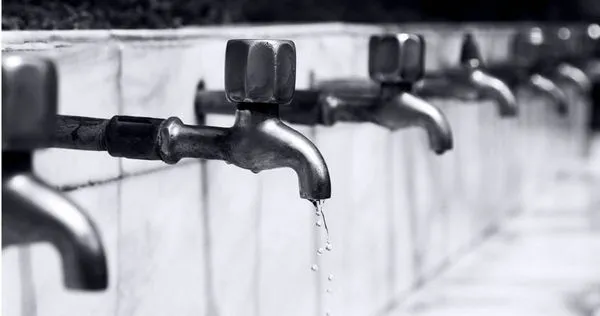 英國一名網友抱怨，自家的後院到處都是積水，原因是鄰居總是不把水龍頭關上。（示意圖／Pexels）