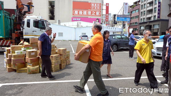 ▲台南市藥師公會舉辦「逾保存年限處方箋清一清水溶銷毀活動」，將各健保藥局已超過法定保存期限的處方箋裝箱集中，專車載往進行水溶式銷毀行動保護病患個資隱私。（圖／記者林悅翻攝，下同）