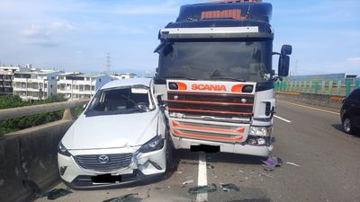 快訊/台88重大車禍!貨櫃車、砂石車+2小車撞成一團 車殼碎滿地