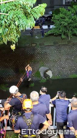 ▲屏東縣政府消防局潮州義消分隊倒掛橫渡民治溪訓練　            。（圖／記者陳崑福翻攝）