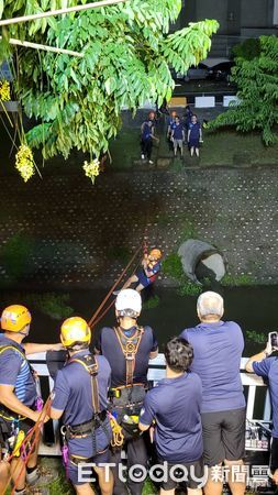 ▲屏東縣政府消防局潮州義消分隊倒掛橫渡民治溪訓練　            。（圖／記者陳崑福翻攝）