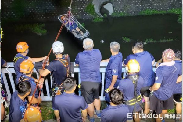 ▲屏東縣政府消防局潮州義消分隊倒掛橫渡民治溪訓練　            。（圖／記者陳崑福翻攝）