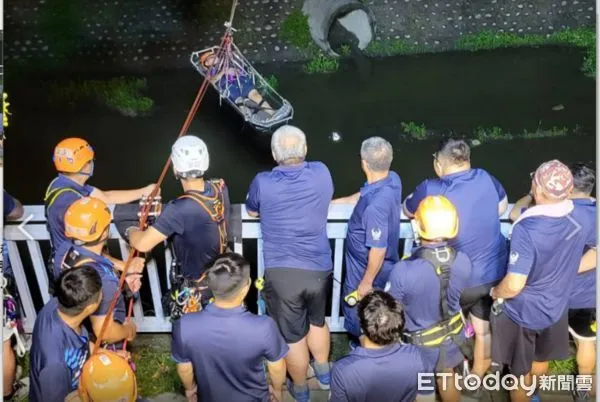 ▲屏東縣政府消防局潮州義消分隊倒掛橫渡民治溪訓練　            。（圖／記者陳崑福翻攝）