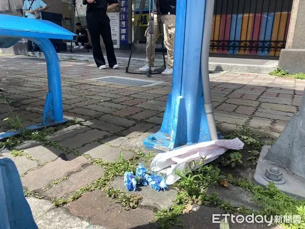 ▲▼ 板橋公車站冷氣砸死女大生，民眾在事故現場獻花 。（圖／記者戴上容攝）
