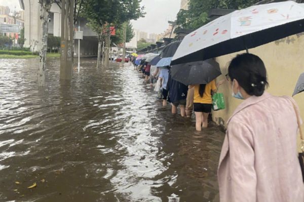 ▲重慶暴雨導致市區部分路段積水嚴重。（圖／翻攝人民日報）
