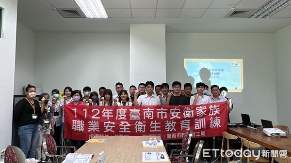 ▲台南市勞工局在可成科技股份有公司辦理「2023年度可成安衛家族教育訓練」，強化職場安全的觀念。（圖／記者林悅翻攝，下同）