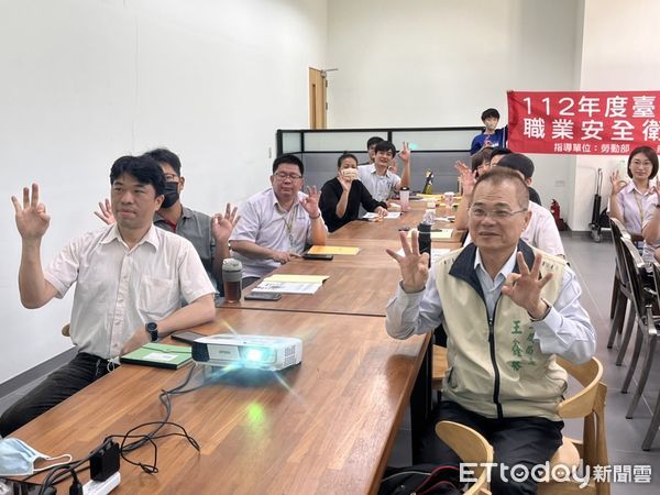 ▲台南市勞工局在可成科技股份有公司辦理「2023年度可成安衛家族教育訓練」，強化職場安全的觀念。（圖／記者林悅翻攝，下同）