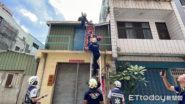 ▲▼八旬老翁受困。（圖／記者吳世龍攝）