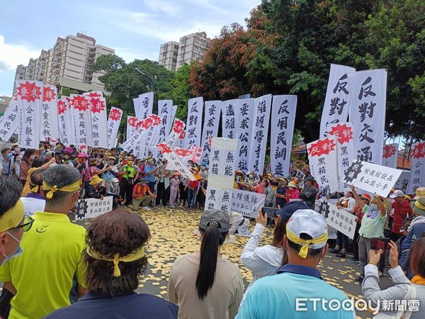 ▲員林市民反對第二公墓設置禮儀廳到公所前抗議。（圖／記者唐詠絮攝，以下同）