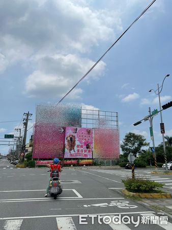 ▲員林出現「巨無霸狗頭」廣告看板　她騎近看超溫馨：以為在賣房子。（圖／目擊民眾周意茹提供）