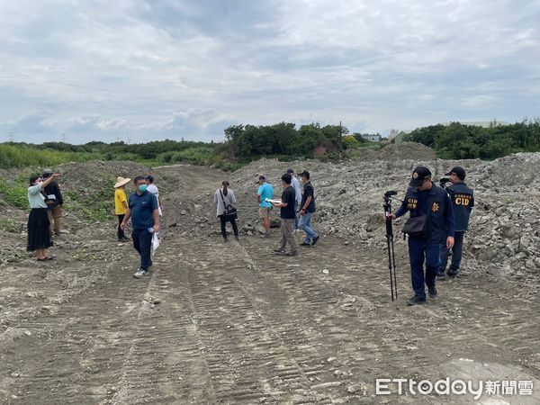 ▲雲林縣警察局刑警大隊與雲林縣環保局等單位人員前往麥寮、臺西、水林等地會勘稽查，緝獲非法傾倒廢棄物共14件。（圖／記者蔡佩旻翻攝）