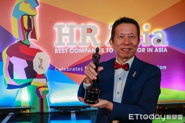 ▲▼中華航空榮獲 2023 亞洲最佳企業雇主獎，資深副總經理陳奕傑代表領獎。（圖／華航）