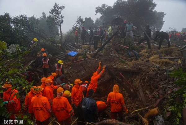 ▲▼印度馬哈拉施特拉邦西部萊加德地區（Raigad）一座丘陵村落20日發生山崩，救難人員冒著大雨搜救，至少發現16具罹難者屍體。（圖／CFP）