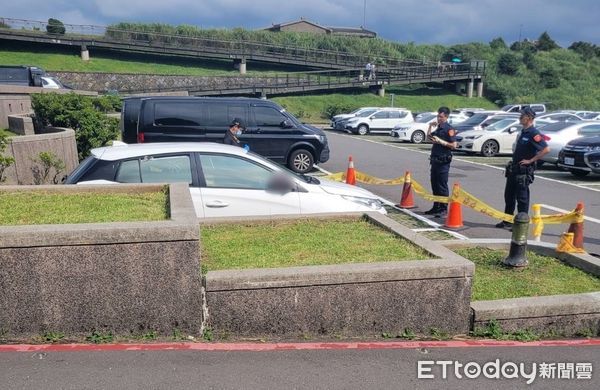 ▲▼台北市陽明山擎天崗停車場，一輛租賃汽車內一名男子死亡。（圖／記者黃彥傑攝）