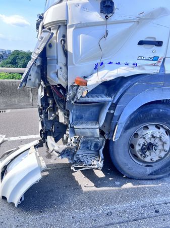 ▲▼台88重大車禍！貨櫃車、砂石車+2小車撞成一團。（圖／民眾提供）