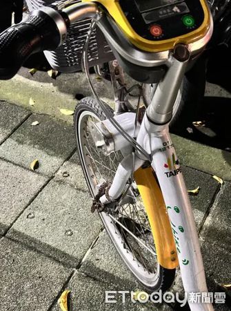 ▲南港騎YouBike輪胎纏一條「會動的繩子」　她細看嚇壞：很想棄車。（圖／原PO授權提供）