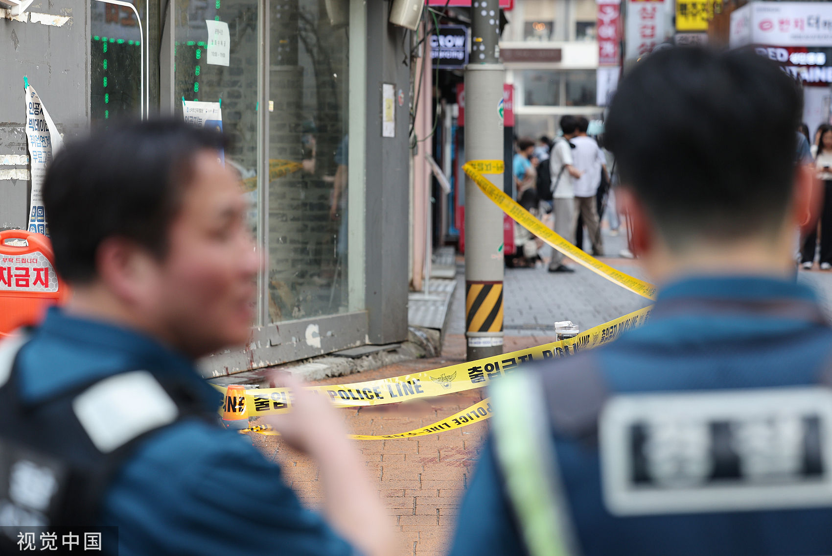 ▲▼南韓首爾市冠岳區地鐵新林站4號出口附近爆發隨機殺人案，現場血跡斑斑。（圖／CFP）