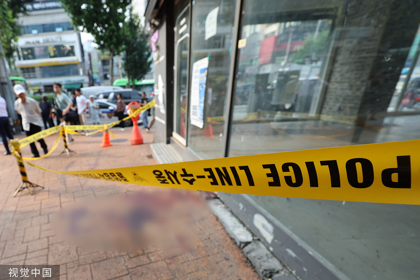 ▲▼南韓首爾市冠岳區地鐵新林站4號出口附近爆發隨機殺人案，現場血跡斑斑。（圖／CFP）