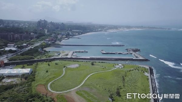 ▲【日初不老莊園】跳脫過去安養院以「租用」的概念，讓65歲以上的退休者擁有一個更有歸屬感、更自由私享、未來還可以傳承的養生宅；也有45～50歲的族群先把它當作週末的渡假村，為犒賞自己的打拼而投資，未來也能自用或出租給需要的長者，更有不少熱愛到北海岸打高爾夫球的富紳人士相約置產，未來想當成高球隊友的俱樂部～這座全台首創的 ＃私有養生宅 逐漸蔚為置產新趨勢！▼             。（圖／記者鄭遠龍攝）