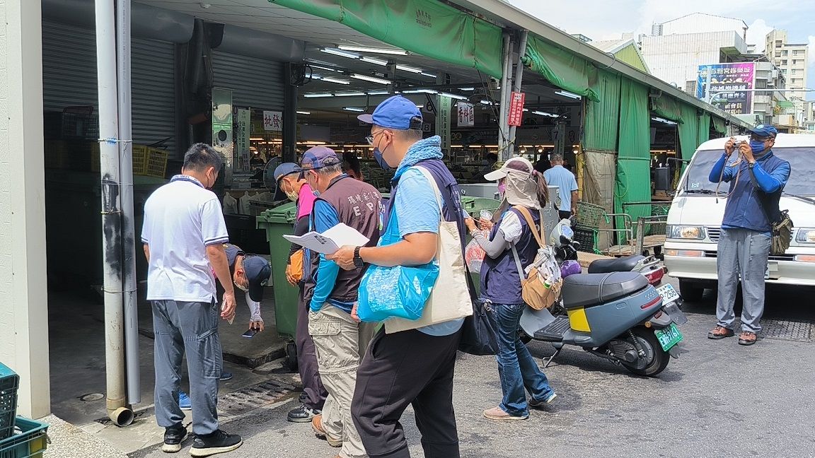 ▲▼防登革熱蔓延，中央與地方環保單位假日進行孳清，並提醒查獲陽性孳生源將蒐證告發。（圖／環保署提供）