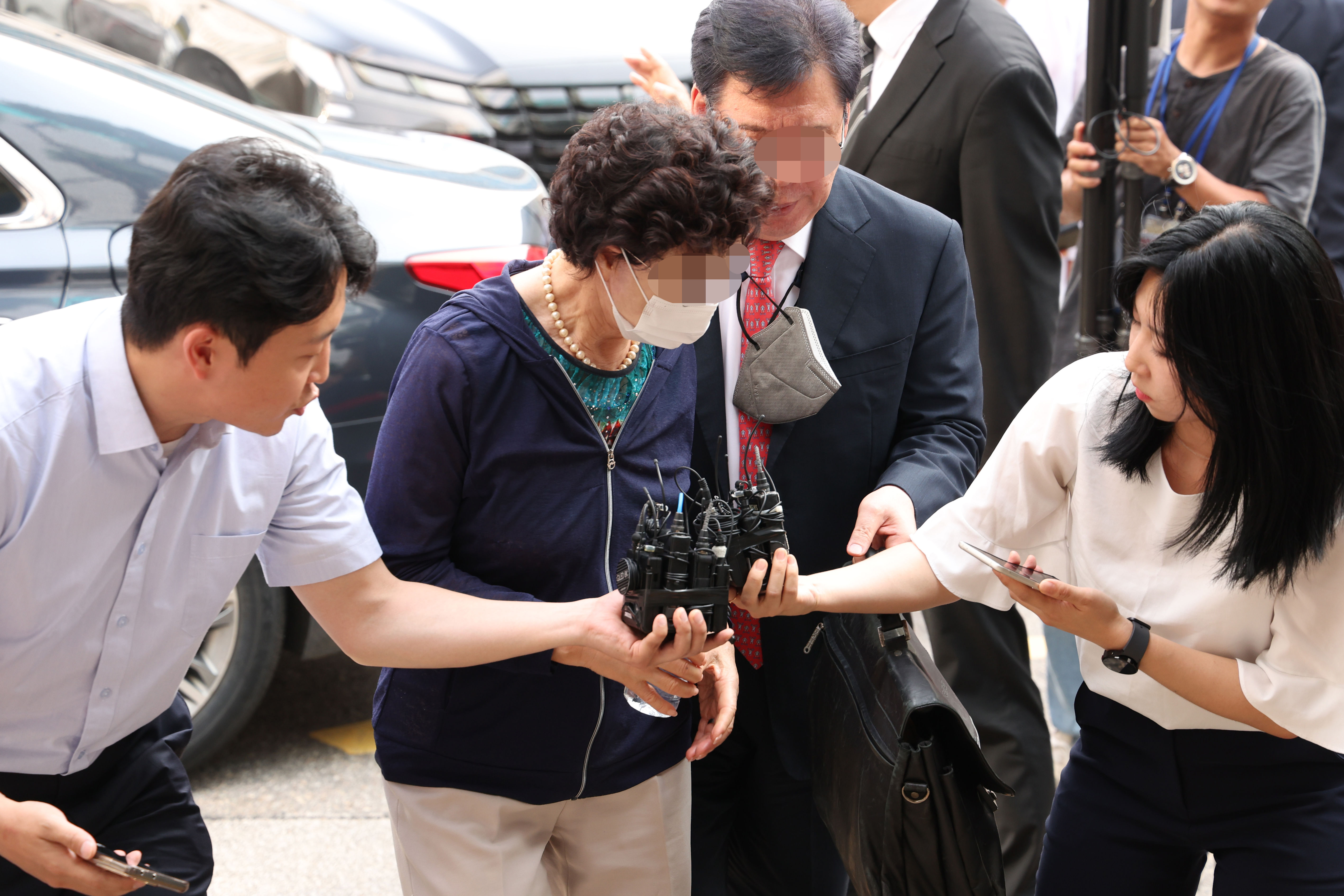 ▲▼南韓總統尹錫悅的岳母崔銀順21日在二審遭到「當庭羈押」，為此倒地痛哭失聲。（圖／達志影像）