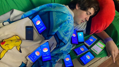 《Pokémon Sleep》開睡！玩家刷色違寶可夢拚了　「床上11支手機」讓網震撼