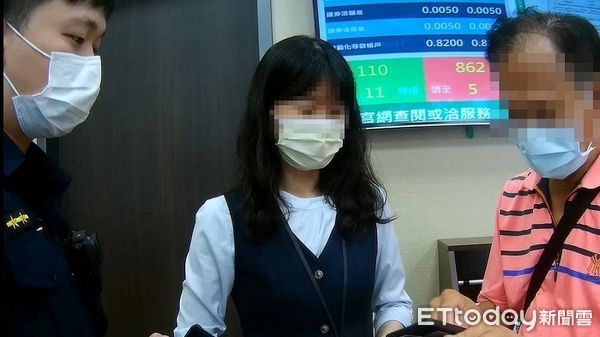 ▲警方和行員聯手揭穿假同事騙局。（圖／桃園警分局提供）