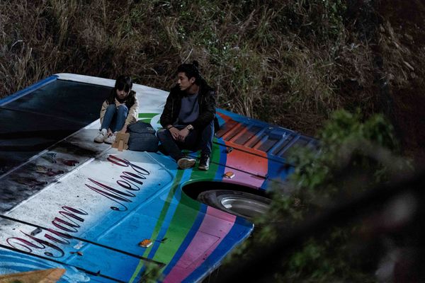 ▲洪都拉斯《地獄里長》開遊覽車意外死亡，告別女兒卻得貼「酸痛藥布」。九天民俗技藝團副團長瑪利亞（陳世旻）霸氣客串地獄第二殿「善惡殿」殿主、呂雪鳳演出父母殿殿主。（圖／風起娛樂提供）