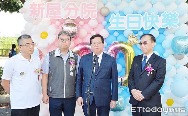 ▲行政院副院長鄭文燦今天出席署立桃園醫院新屋分院20周年院慶，會後鳩受媒體聯訪。（圖／記者沈繼昌翻攝）