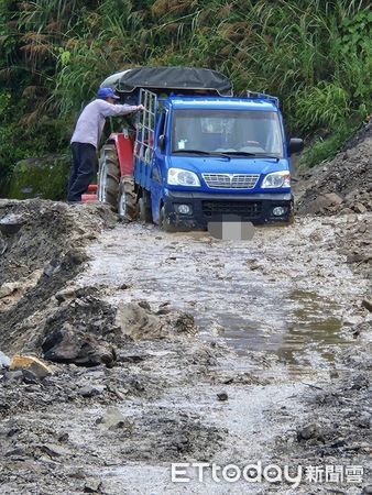 ▲▼             南投縣仁愛鄉投89線力行產業道路進行邊坡改善工程，有民眾趁管制時間硬闖遭困在泥灘中。（圖／記者高堂堯翻攝）