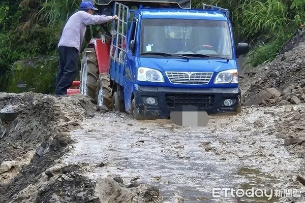 ▲▼             南投縣仁愛鄉投89線力行產業道路進行邊坡改善工程，有民眾趁管制時間硬闖遭困在泥灘中。（圖／記者高堂堯翻攝）