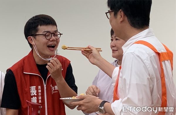 ▲陳其邁餵食議員，結果引發政治口水戰             。（圖／記者吳奕靖翻攝）