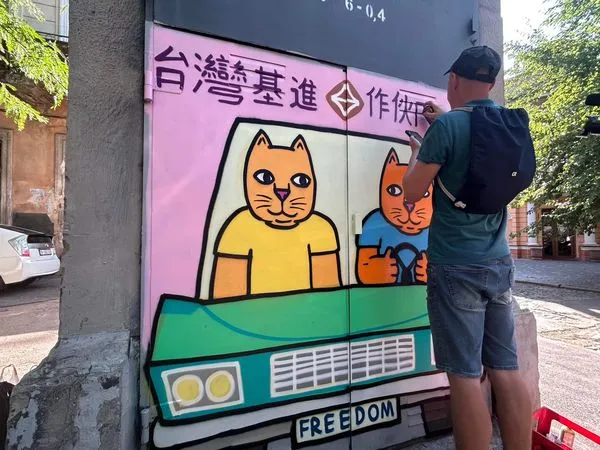 ▲▼基進黨和原作者重繪台烏友好塗鴉。（圖／基進黨提供）