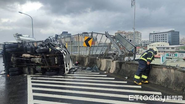 ▲黃男駕駛大貨車，因天雨路滑失控自撞護欄後翻覆。（圖／記者陸運陞翻攝）