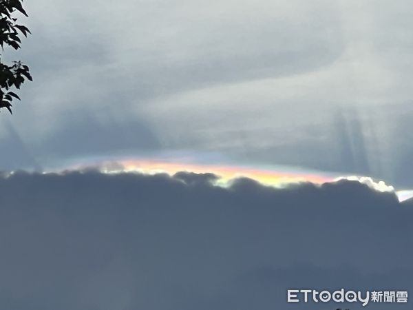 ▲台東上空出現罕見彩虹雲。（圖／記者楊漢聲翻攝）