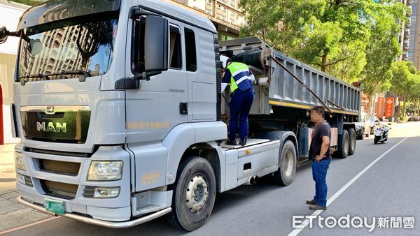 ▲新北遏止大型車違規大執法 林口警加強稽查取締不停歇。（圖／記者戴上容翻攝）