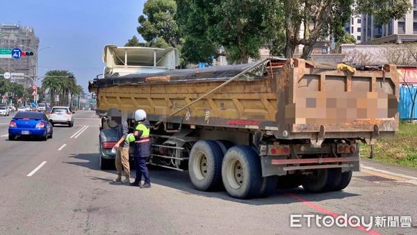 ▲新北遏止大型車違規大執法 林口警加強稽查取締不停歇。（圖／記者戴上容翻攝）