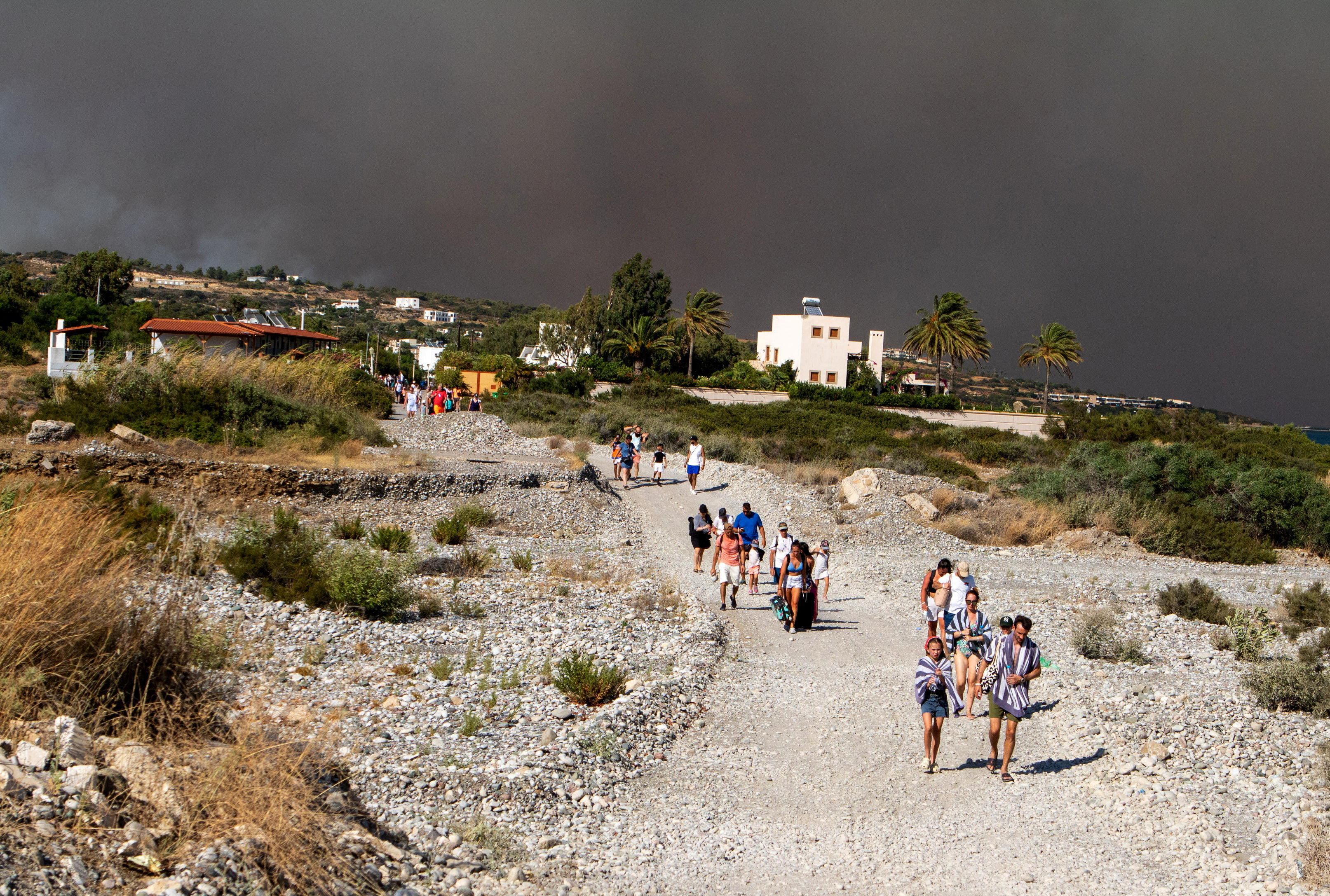 ▲希臘羅得斯島野火嚴重，居民在當局協助下撤離。（圖／路透）