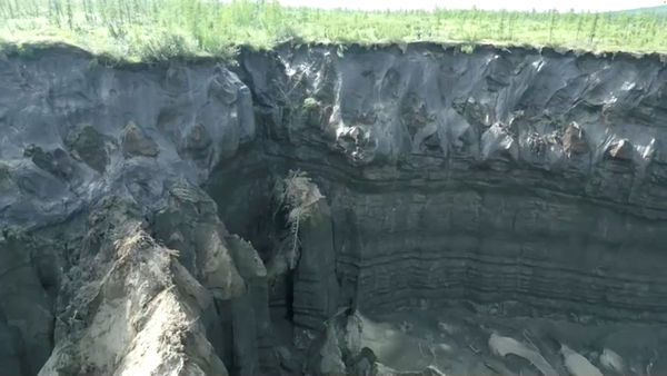 ▲▼位於俄羅斯遠東地區、長達1公里的巴塔蓋卡巨坑（Batagaika crater），是世界最大的永凍土融坑，也被當地人稱為「冥界之門」。（圖／路透）