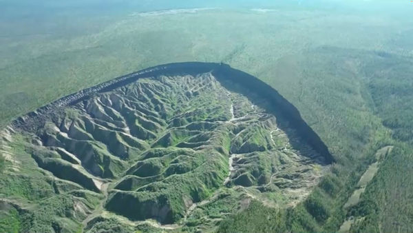 ▲▼位於俄羅斯遠東地區、長達1公里的巴塔蓋卡巨坑（Batagaika crater），是世界最大的永凍土融坑，也被當地人稱為「冥界之門」。（圖／路透）
