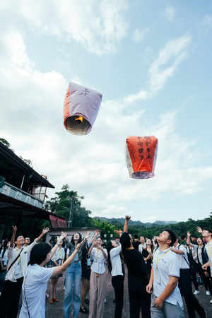 ▲▼陸生團22日體驗放天燈。（圖／馬英九基金會提供）