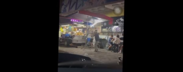 ▲東港華僑市小籠湯包攤車前打架事件             。（圖／翻拍）