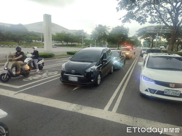 ▲▼鳳山倒退嚕             。（圖／記者陳宏瑞攝）