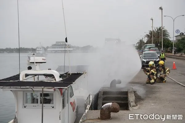 ▲台南巿政府22、23兩日在將軍漁港舉辦熱鬧盛大的將軍吼活動，台南市消防局第三大隊特別安排了涵蓋陸、海、空域的安全防護團隊駐場，以確保安全。（圖／記者林悅翻攝，下同）