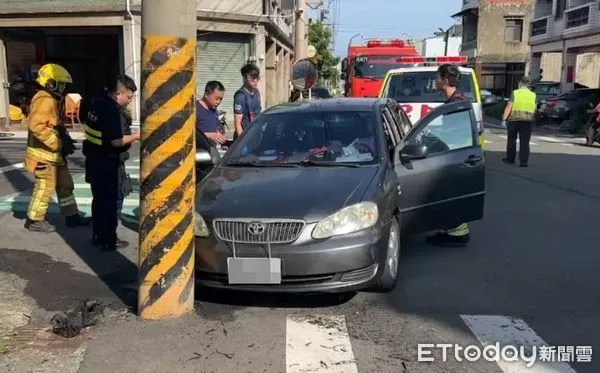 ▲▼苗栗後龍自小客車疑似駕駛身體不適自撞電桿，消防隊員協助脫困送醫。（圖／記者蔡文淵翻攝）