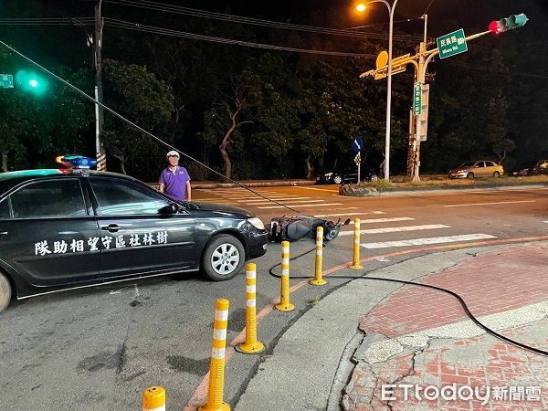 ▲簡男駕駛大貨車因車廂拉扯路口電線，造成電線掉落。（圖／大園警分局提供）