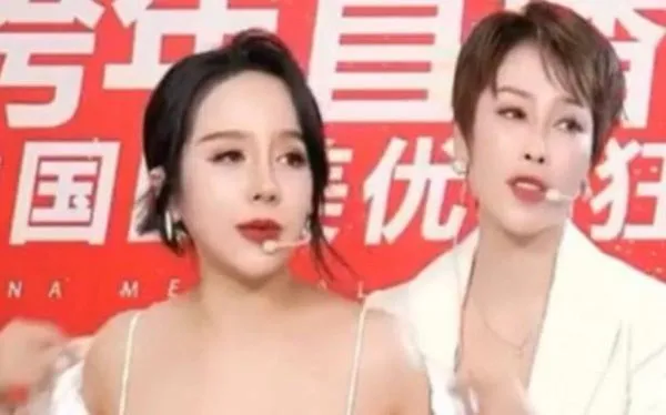 中國廣州直播主為宣傳隆乳效果，竟在鏡頭前脫衣大露胸部。（翻攝微博）
