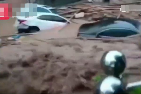 ▲▼洪水沖走車輛和村民。（圖／翻攝自微博／北京頭條、百姓關注）